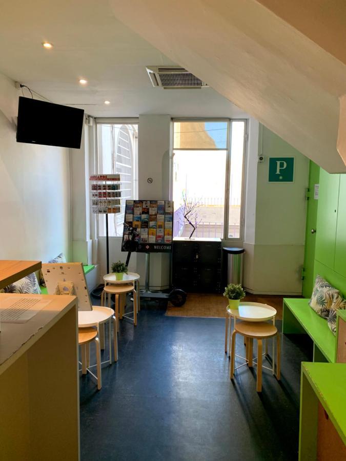 Central And Basic Universitat For Young Hostel Barcelona Kültér fotó