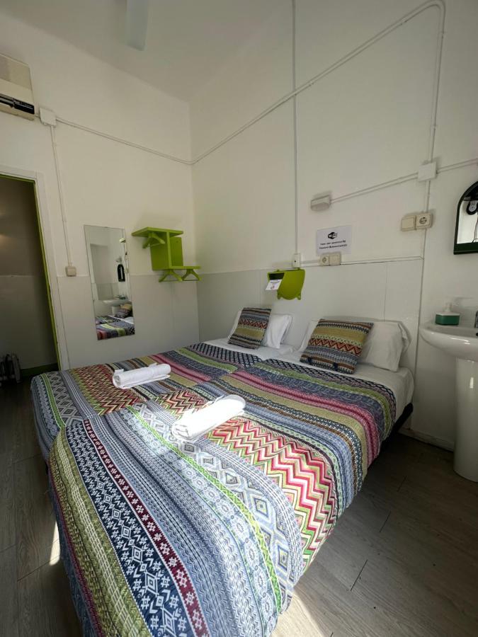 Central And Basic Universitat For Young Hostel Barcelona Kültér fotó