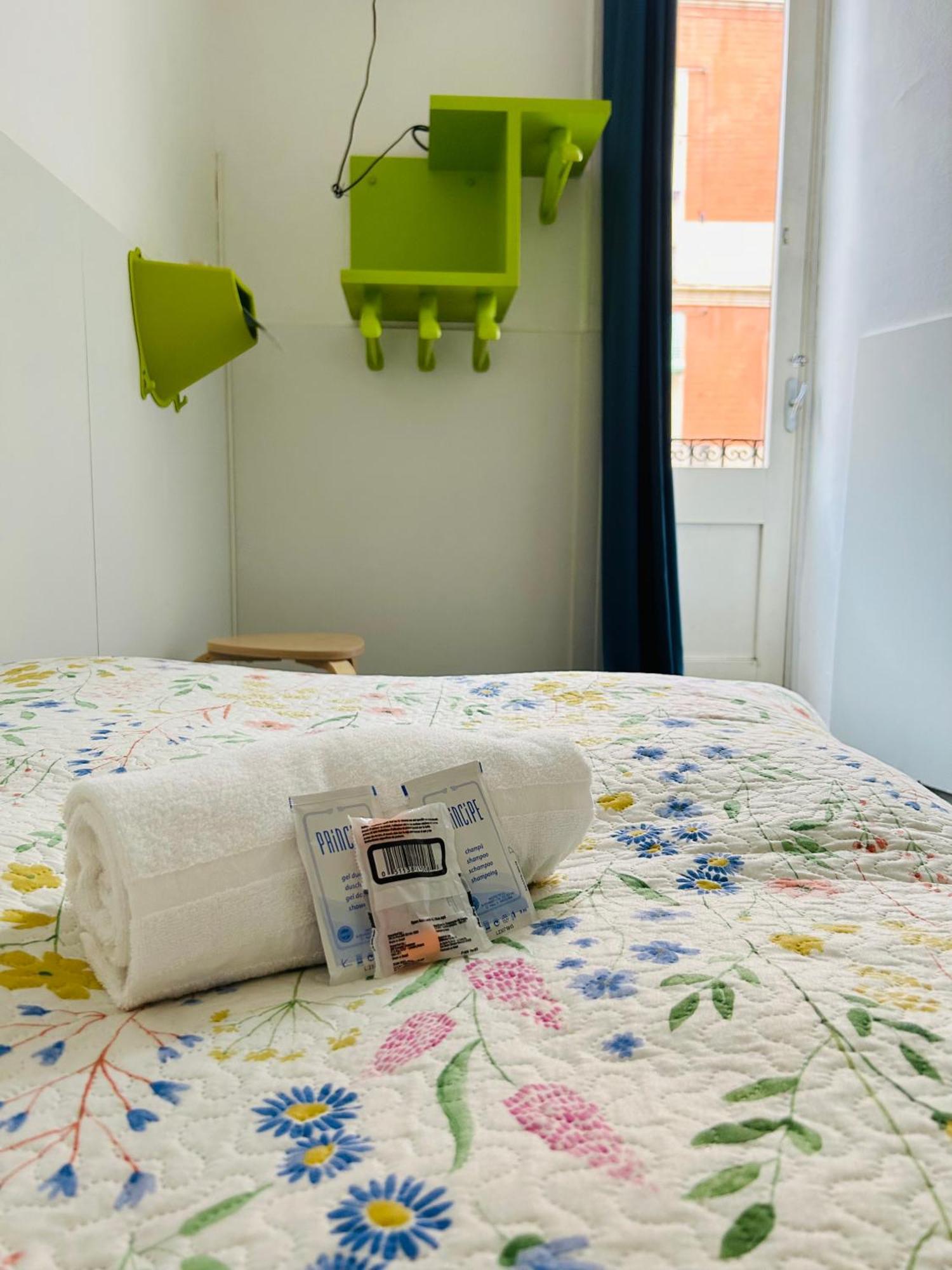 Central And Basic Universitat For Young Hostel Barcelona Kültér fotó