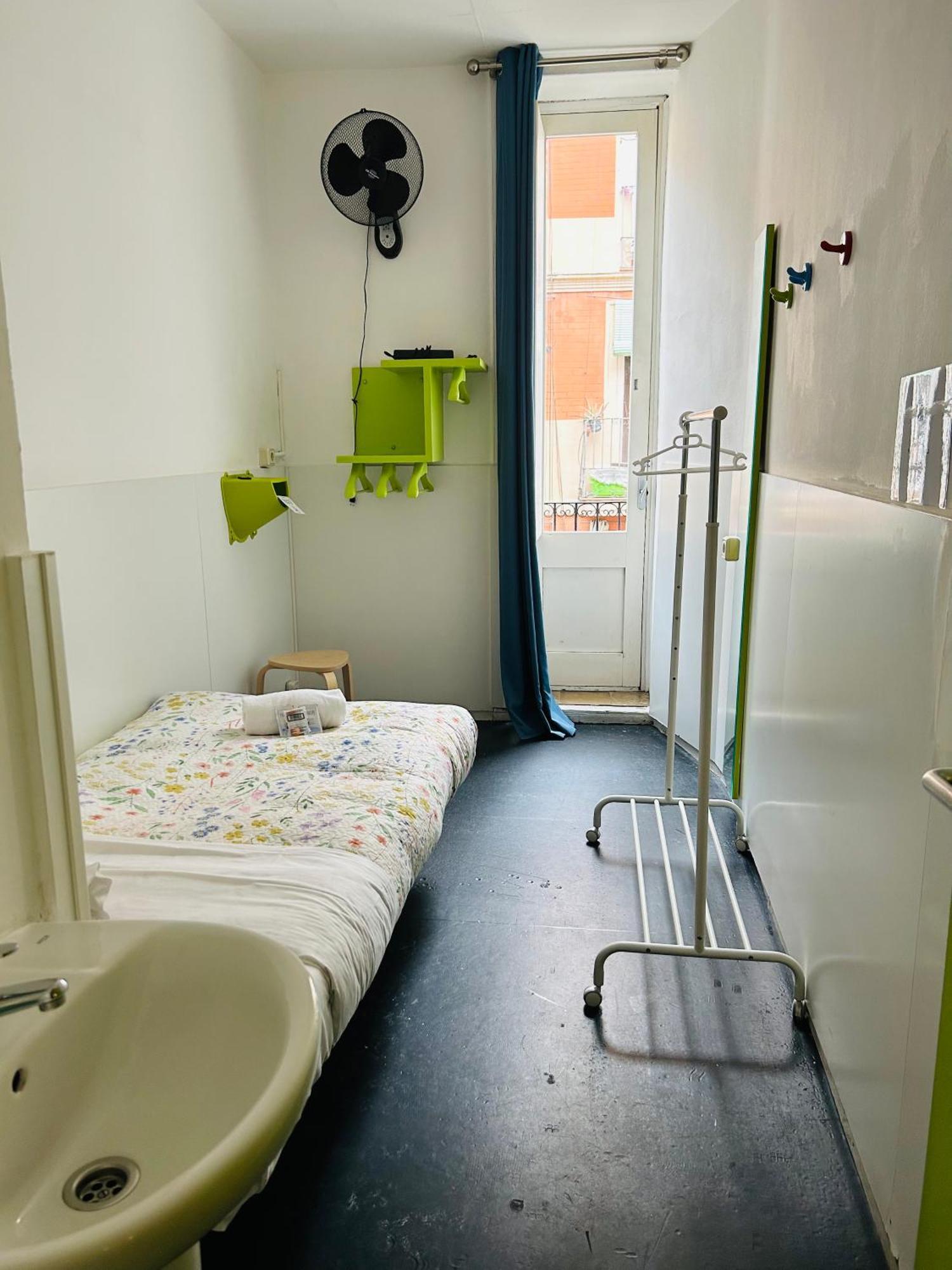 Central And Basic Universitat For Young Hostel Barcelona Kültér fotó