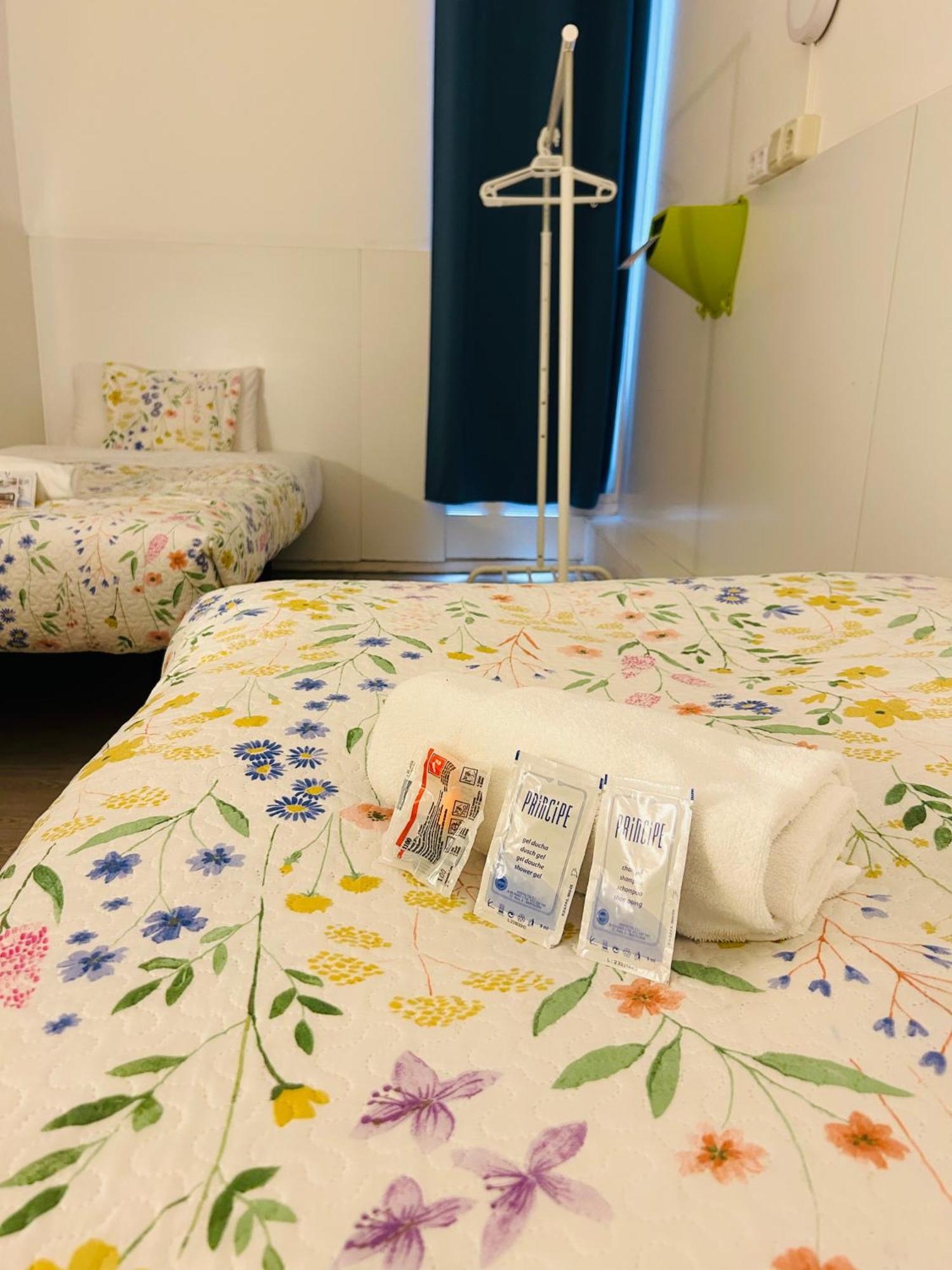 Central And Basic Universitat For Young Hostel Barcelona Kültér fotó