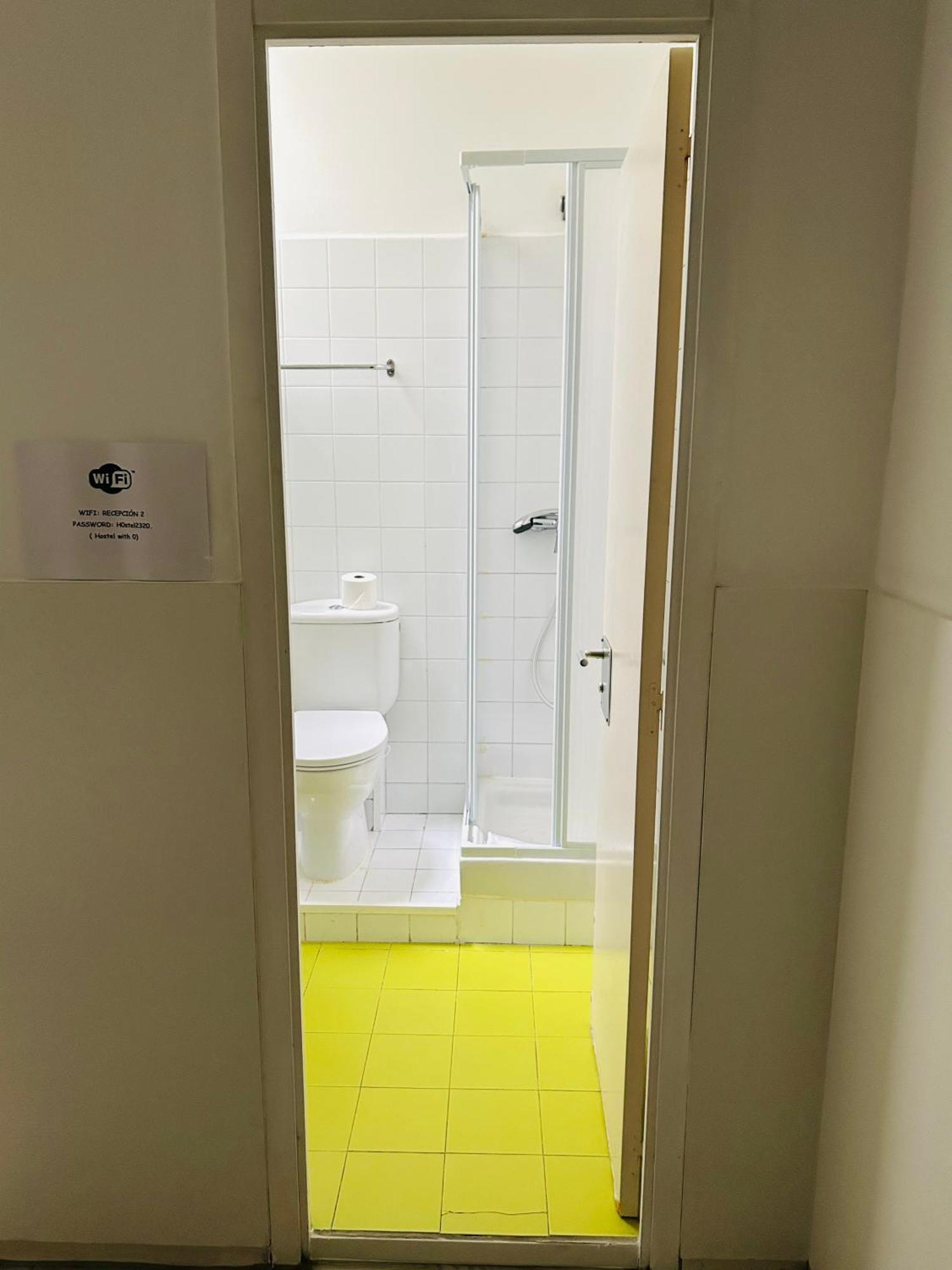 Central And Basic Universitat For Young Hostel Barcelona Kültér fotó
