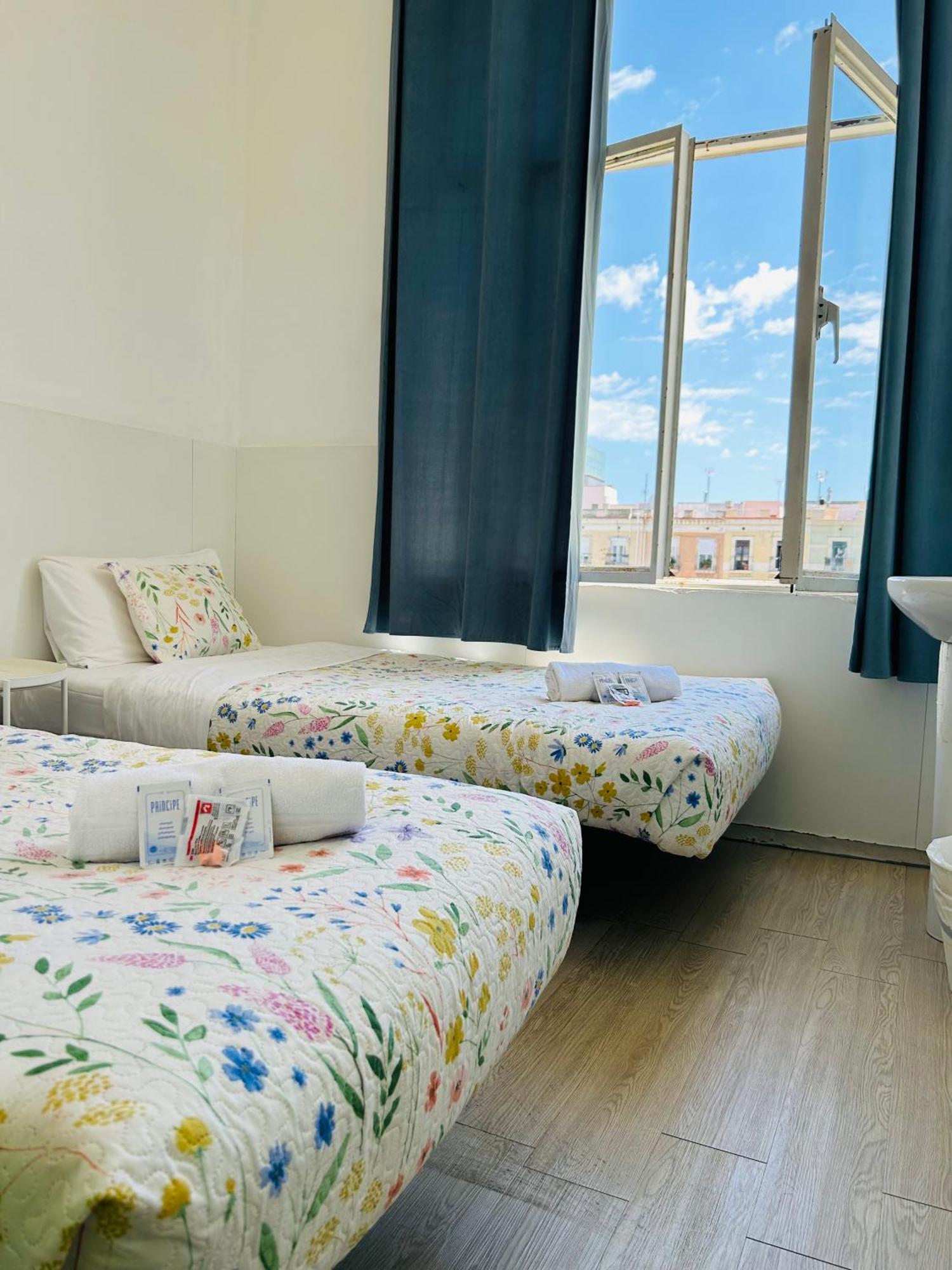 Central And Basic Universitat For Young Hostel Barcelona Kültér fotó