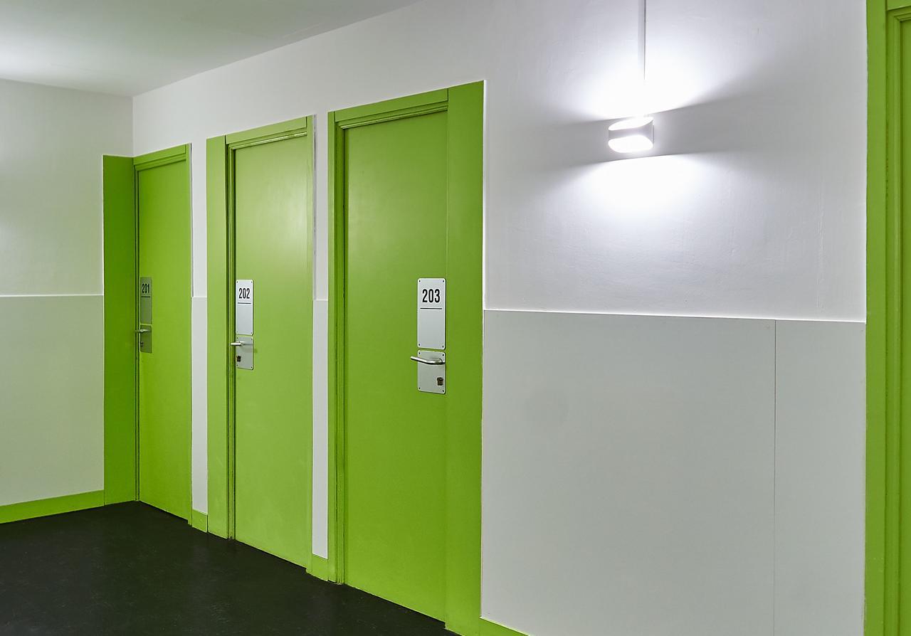 Central And Basic Universitat For Young Hostel Barcelona Kültér fotó