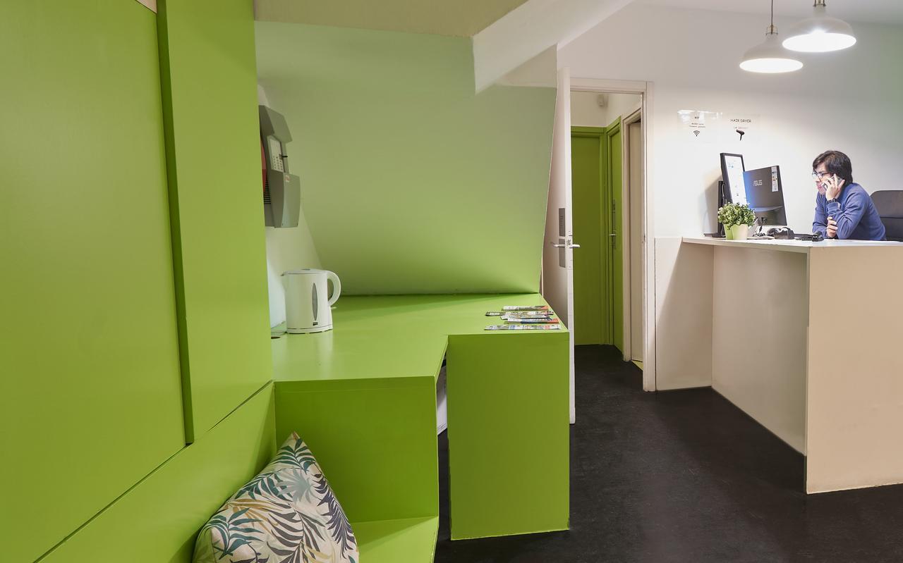 Central And Basic Universitat For Young Hostel Barcelona Kültér fotó
