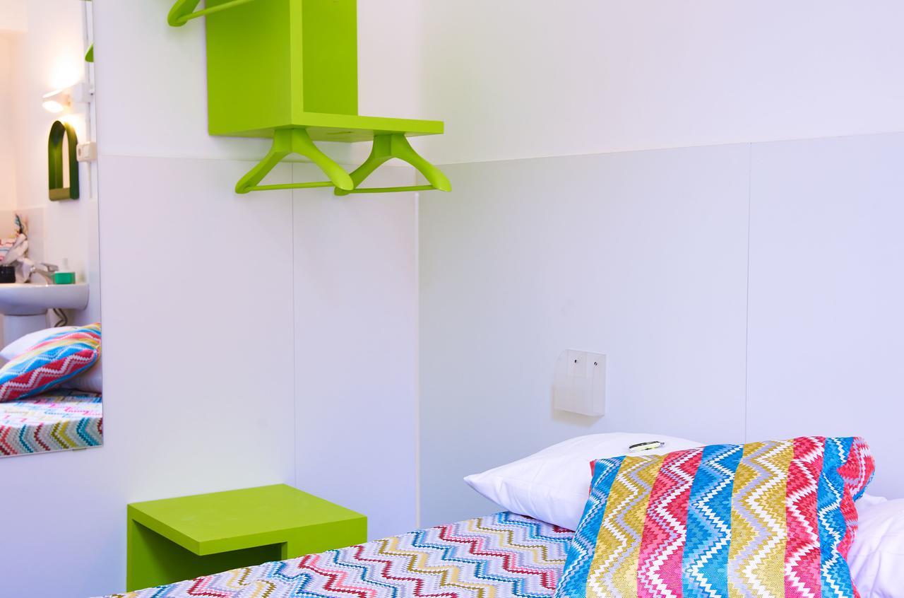 Central And Basic Universitat For Young Hostel Barcelona Kültér fotó