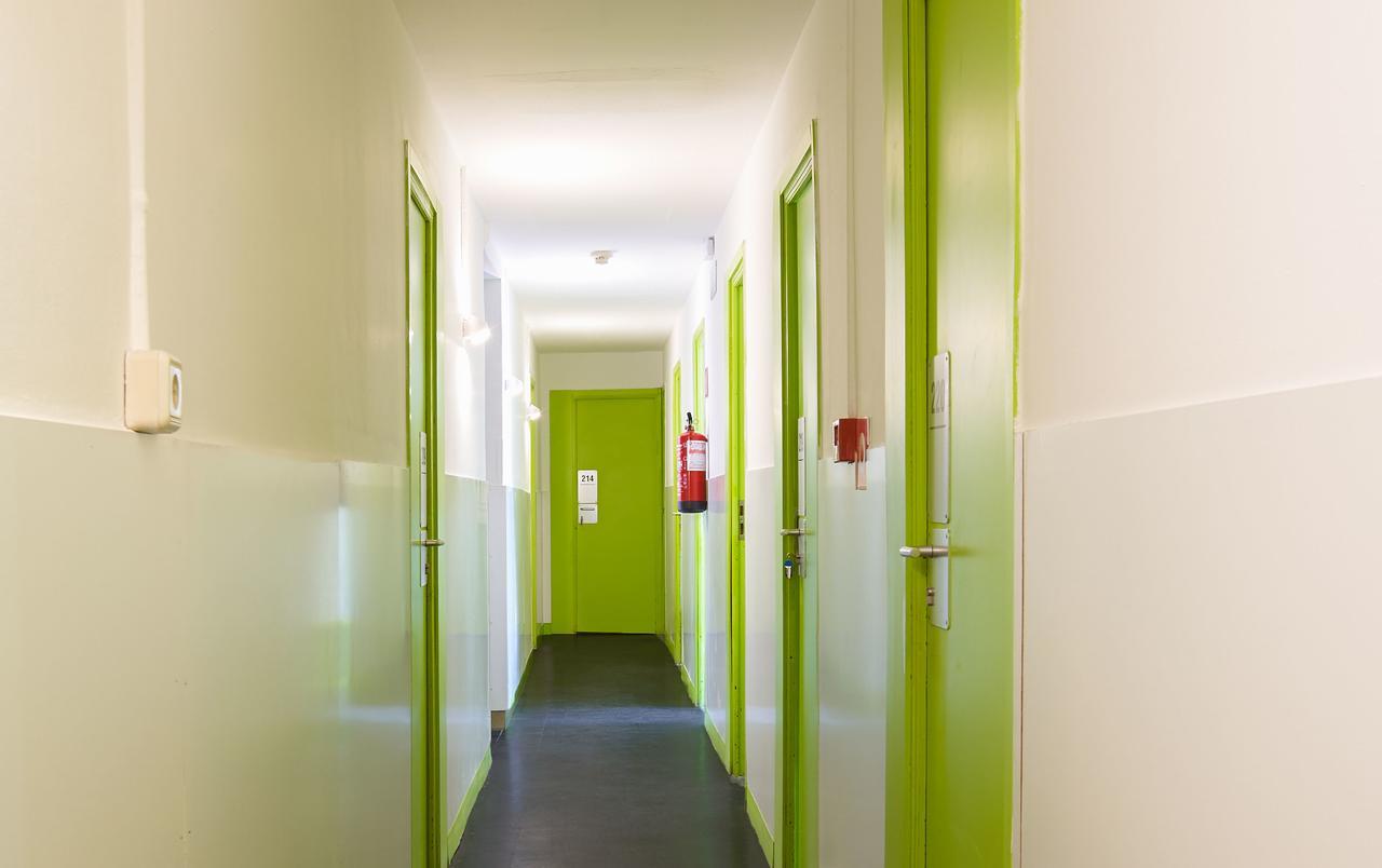 Central And Basic Universitat For Young Hostel Barcelona Kültér fotó