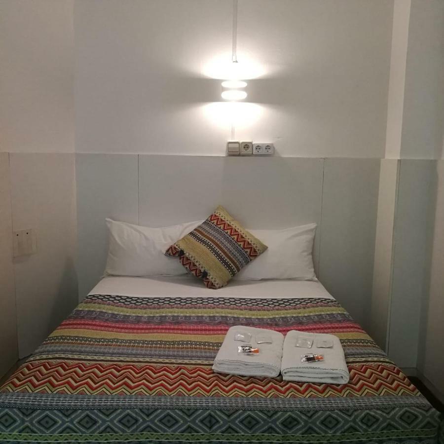 Central And Basic Universitat For Young Hostel Barcelona Kültér fotó