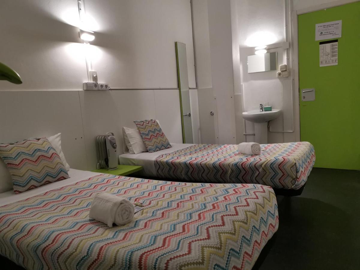 Central And Basic Universitat For Young Hostel Barcelona Kültér fotó