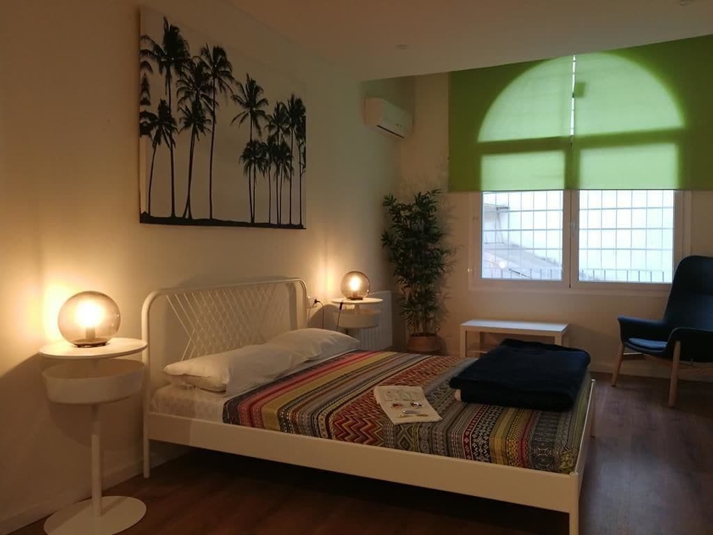 Central And Basic Universitat For Young Hostel Barcelona Kültér fotó